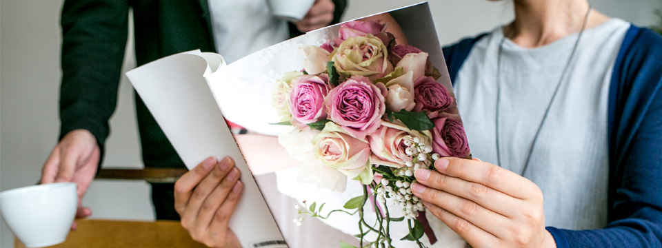 結婚報告はがきと、結婚式でのお写真を使った写真集をセットにしてお客様にご提案頂いています